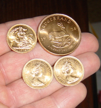 Britské zlaté mince Sovereign a jihoafrický Krugerrand